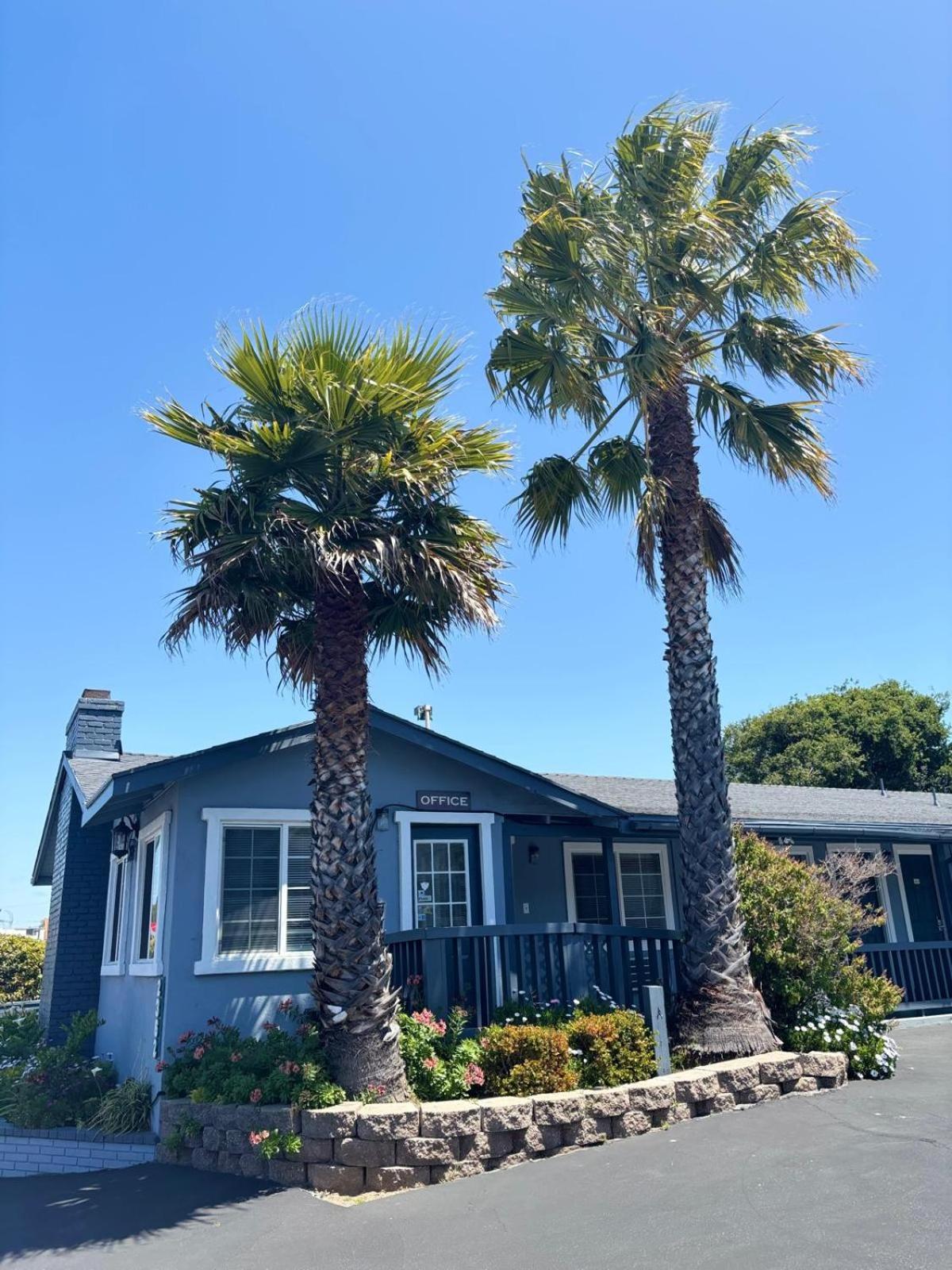 The Monterey Fireplace Inn Extérieur photo